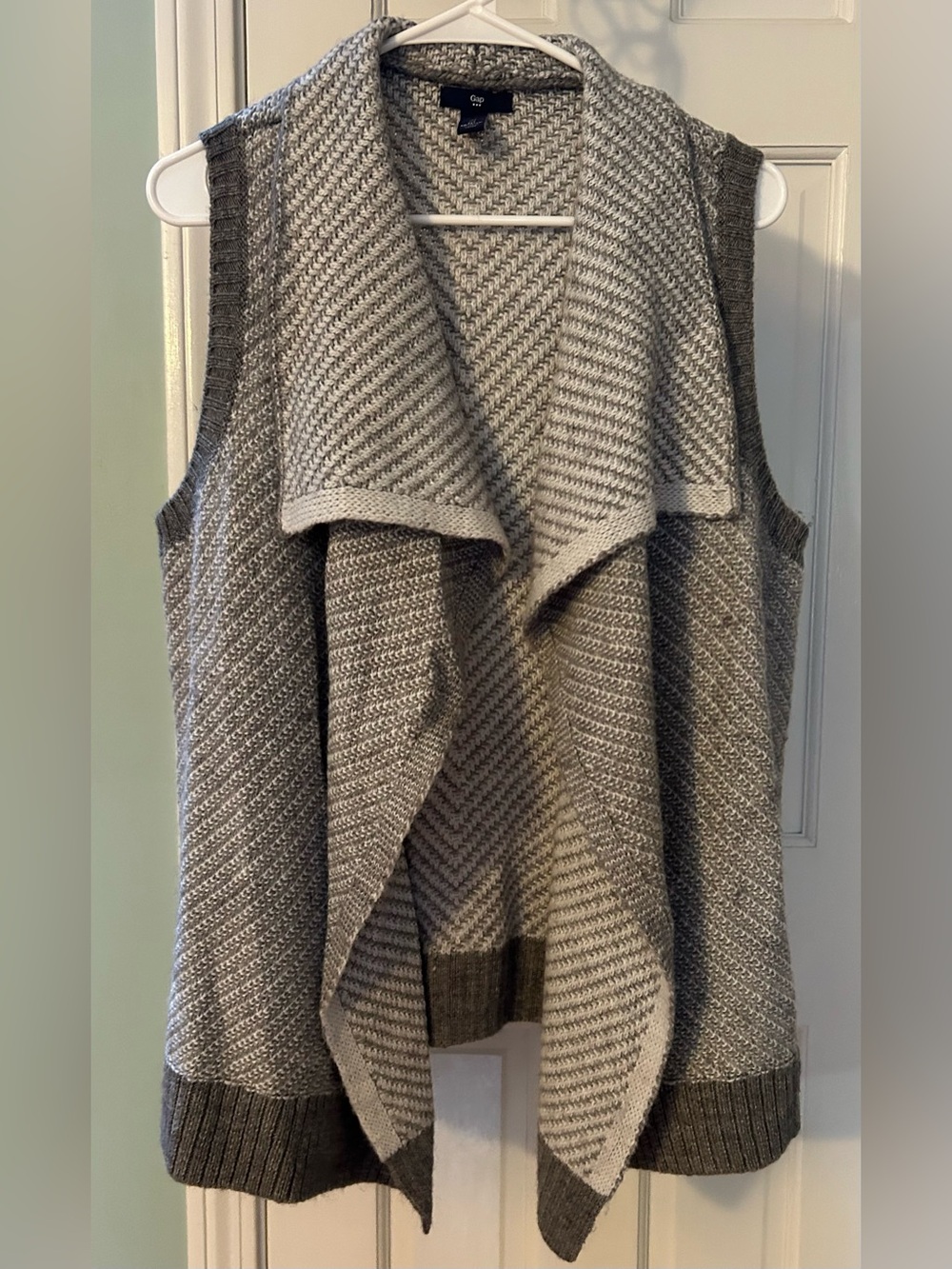 Women’s Large Gap Gray & Cream Open-Front Sleeveless Sweater Vest